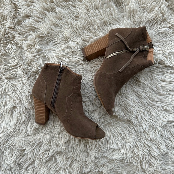 XOXO Cut Out Booties - Picture 1 of 2